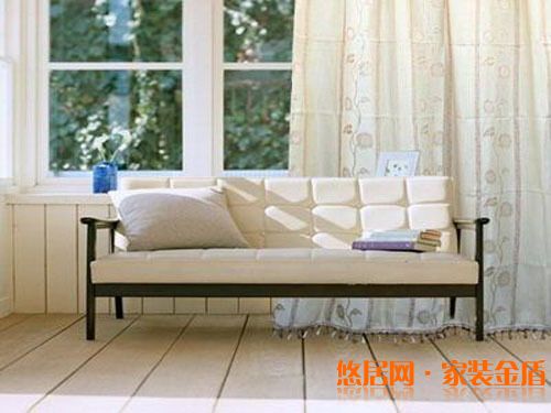 房間小就選用淺色、冷色布料窗簾